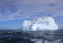 Photo of В опасной близости от берега Гренландии дрейфует огромный айсберг