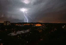Photo of Водопады с крыш, горят дома. В Москве и области зарядил тропический ливень